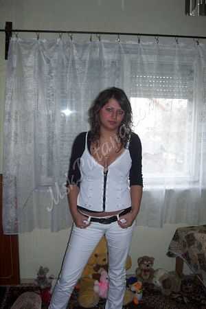 Нина, метро Крымская