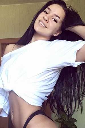 Яна, метро Крымская