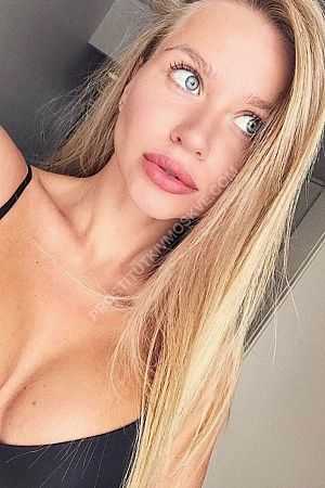 Алина, метро Площадь Революции