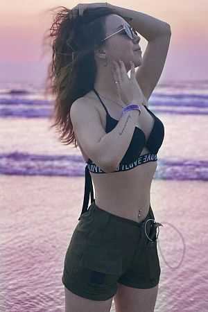 Ася, метро Достоевская