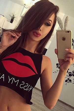 Зоя, метро Улица 1905 года