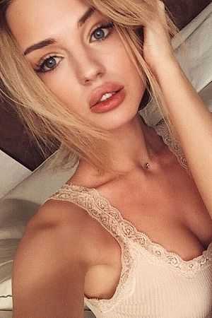 Эляна, метро Международная