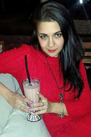 Ника, метро Площадь Революции