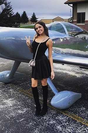 Лариса, метро Бульвар Адмирала Ушакова