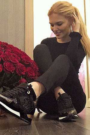 Лариса, метро Улица Академика Янгеля