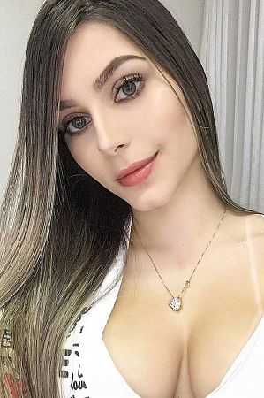 Лина, метро Театральная