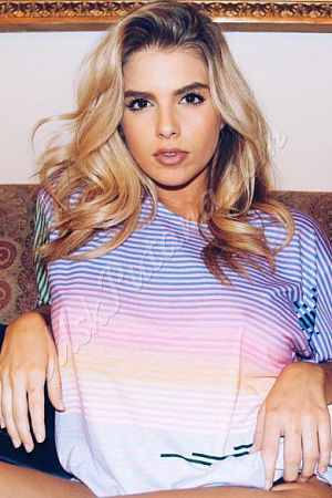 Арина, метро Парк Победы