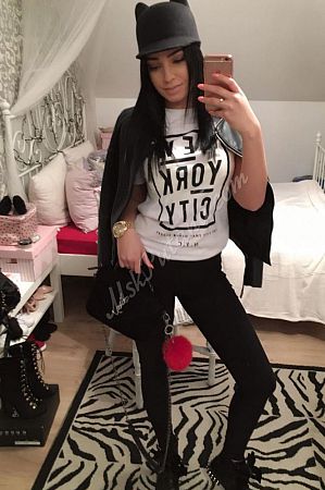 Линда, метро Добрынинская