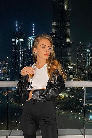 Стеша, метро Крылатское